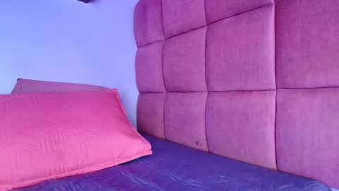 Mia  online show from 09.25.25