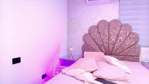 Mia  online show from 11.26.25