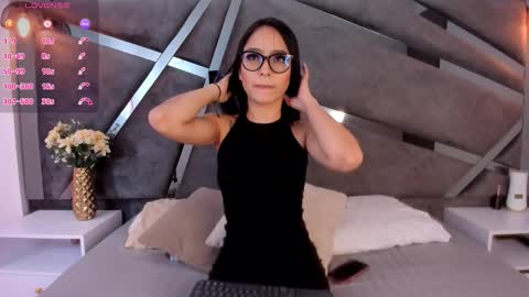 Mia  online show from 10.02.25