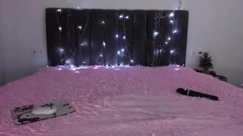 Snapshot of mika_ray chatting on 12.25.24 Mika online show from 12.25.24