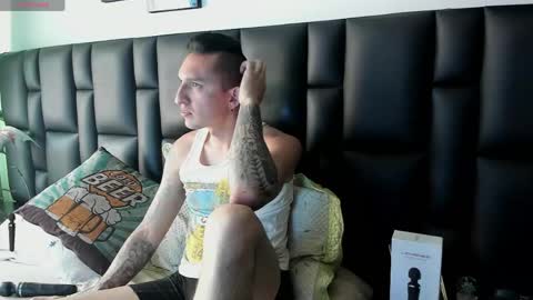 Snapshot of mike_bennet chatting on 04.12.26 Mike Bennet Make me Cum Please online show from 04.12.26