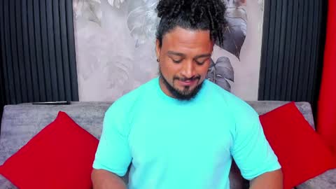 Snapshot of mike_estevess chatting on 05.01.26 online show from 05.01.26