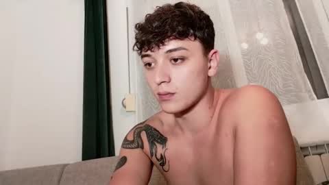 Snapshot of mikelaur chatting on 10.06.25 MikeLaur online show from 10.06.25