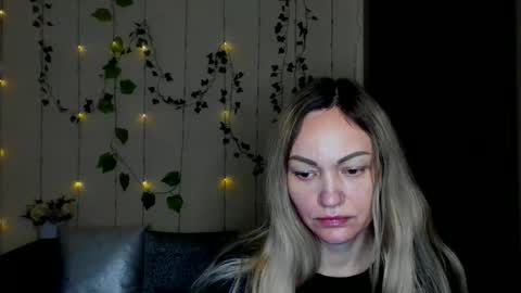 Snapshot of mikkey_mouse8 chatting on 12.21.25 Adalina online show from 12.21.25