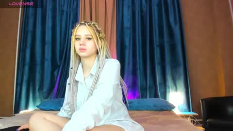 Snapshot of mila_kinor chatting on 12.25.24 mila_kinor online show from 12.25.24