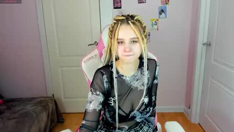 Snapshot of mila_kinor chatting on 12.27.24 mila_kinor online show from 12.27.24