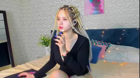 Snapshot of mila_kinor chatting on 01.05.25 mila_kinor online show from 01.05.25