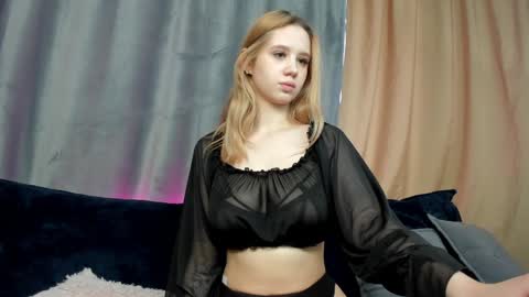 Snapshot of mila_kinor chatting on 01.19.25 mila_kinor online show from 01.19.25