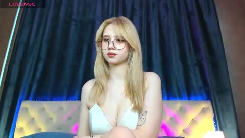 Snapshot of mila_kinor chatting on 02.18.25 mila_kinor online show from 02.18.25