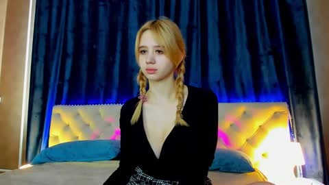 Snapshot of mila_kinor chatting on 02.24.25 mila_kinor online show from 02.24.25