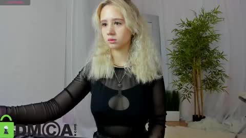 Snapshot of mila_kinor chatting on 09.27.25 mila_kinor online show from 09.27.25