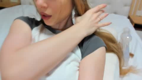 Snapshot of mila_polly_and_forester chatting on 01.30.25 Julia and Edson online show from 01.30.25