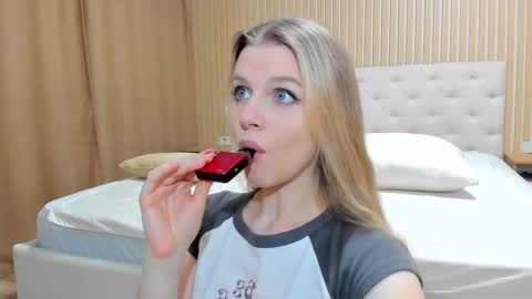 Snapshot of mila_polly_and_forester chatting on 02.10.25 Julia and Edson online show from 02.10.25