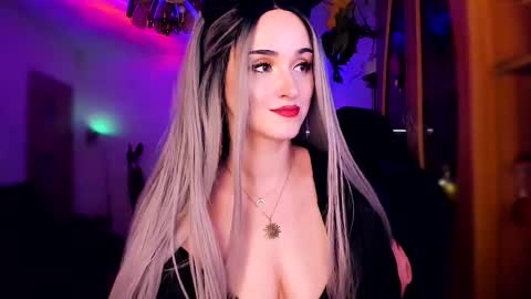 Snapshot of miladyjolie chatting on 01.11.25 MiladyJolie online show from 01.11.25