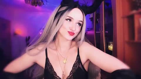 Snapshot of miladyjolie chatting on 03.01.25 MiladyJolie online show from 03.01.25