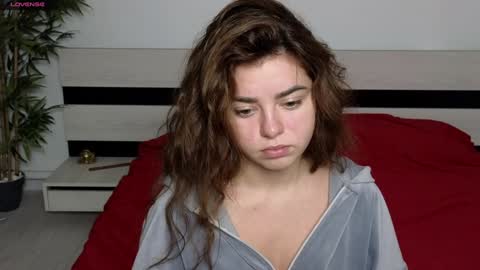 Snapshot of milania_hot_foxy chatting on 12.06.24 Mila online show from 12.06.24