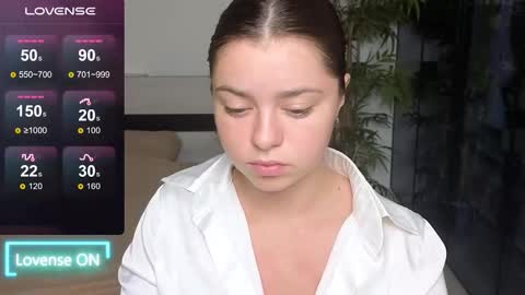 Snapshot of milania_hot_foxy chatting on 09.18.25 Mila online show from 09.18.25