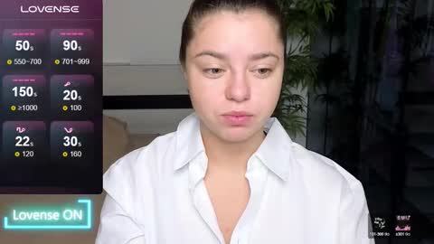 Snapshot of milania_hot_foxy chatting on 09.30.25 Mila online show from 09.30.25