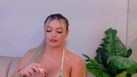 Snapshot of milaowens chatting on 05.11.26 Sexy Mila online show from 05.11.26