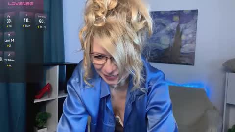 Snapshot of milena_whity chatting on 03.10.25 Milena online show from 03.10.25