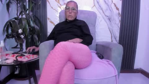Snapshot of milf_sikiu chatting on 05.31.26 milf sikiu online show from 05.31.26