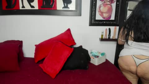 Snapshot of milfhotmature chatting on 05.25.26 laura online show from 05.25.26