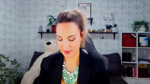 MillaXQueen online show from 10.25.25