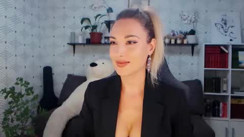 Snapshot of millaxqueen chatting on 06.07.26 MillaXQueen online show from 06.07.26