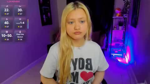 Snapshot of millie_vanillie chatting on 10.04.25 Millie online show from 10.04.25