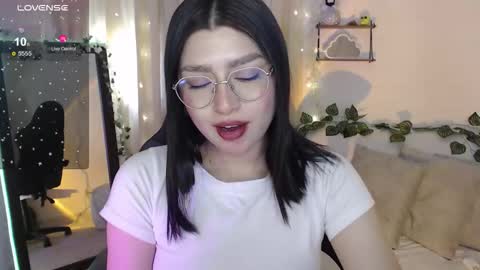 Snapshot of mily_thomson_b chatting on 12.04.25 Mily online show from 12.04.25