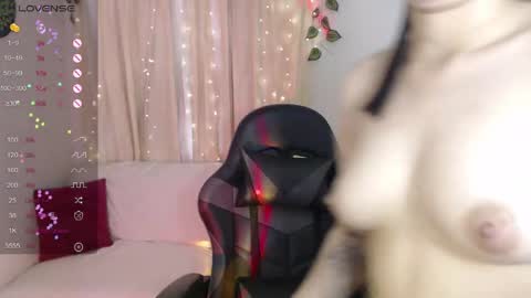 Snapshot of mily_thomson_b chatting on 05.08.26 Mily online show from 05.08.26