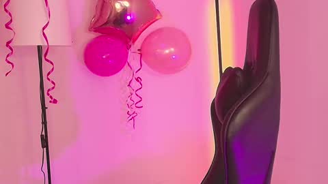 Snapshot of milyrouse___ chatting on 02.11.25 Milly online show from 02.11.25