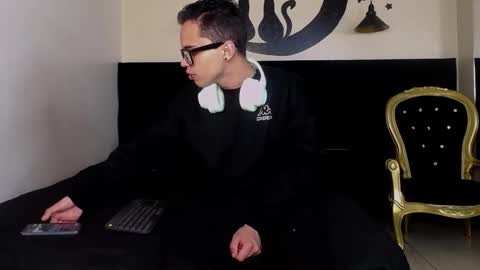 Minho Reyes online show from 11.26.25