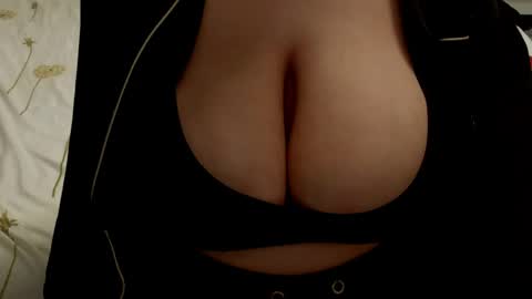 Snapshot of minka0 chatting on 05.18.26 minka0 online show from 05.18.26