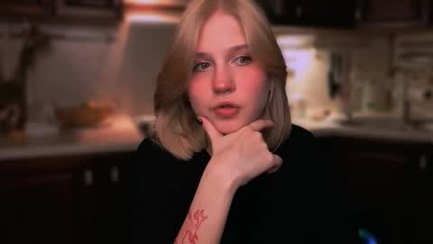 Snapshot of mirrameow chatting on 11.09.25 Mira online show from 11.09.25