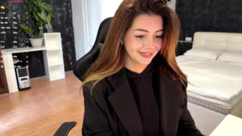 Snapshot of mishel_vilds chatting on 11.10.25 My mane Mishel online show from 11.10.25