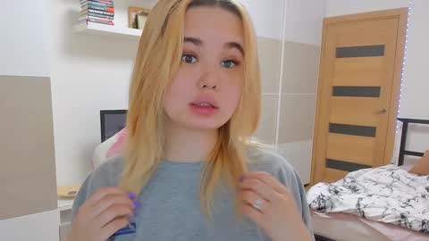 Snapshot of miss__selena chatting on 02.06.25 miss__selena online show from 02.06.25