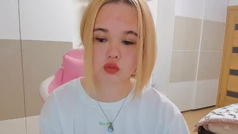 Snapshot of miss__selena chatting on 02.09.25 miss__selena online show from 02.09.25