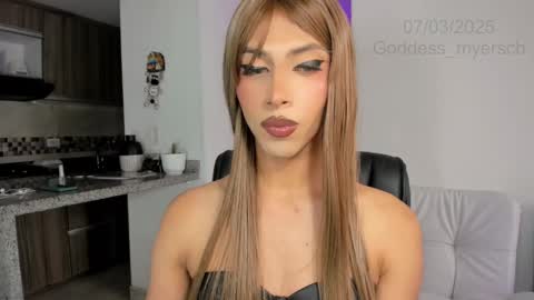 Snapshot of miss_myers chatting on 03.07.25 Goddess Myers thumb up is important for me kisses online show from 03.07.25