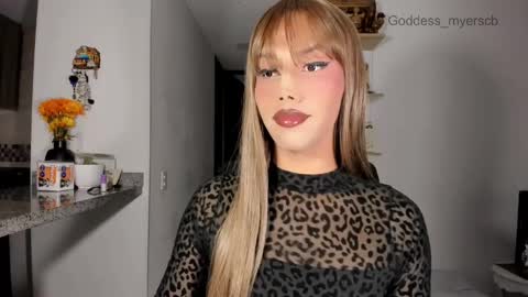 Snapshot of miss_myers chatting on 09.11.25 Goddess Myers thumb up is important for me kisses online show from 09.11.25