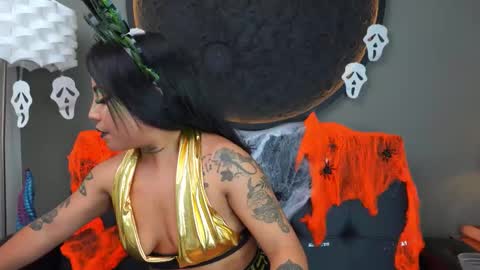 Snapshot of miss_vaiolette chatting on 10.31.25 Vaiolette online show from 10.31.25