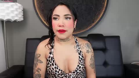 Snapshot of miss_vaiolette chatting on 05.19.26 Vaiolette online show from 05.19.26