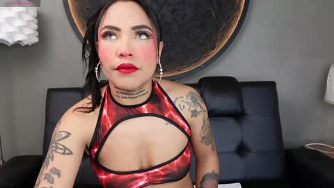 Snapshot of miss_vaiolette chatting on 05.25.26 Vaiolette online show from 05.25.26