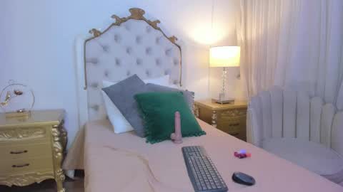 miss vivienne online show from 11.26.25