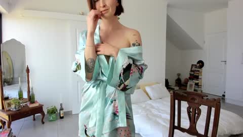 Alexandra Thorn online show from 09.25.25