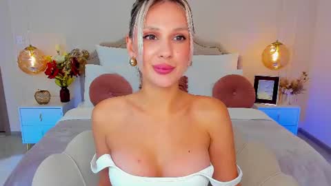 Snapshot of misslou_ chatting on 06.25.26 Lou online show from 06.25.26