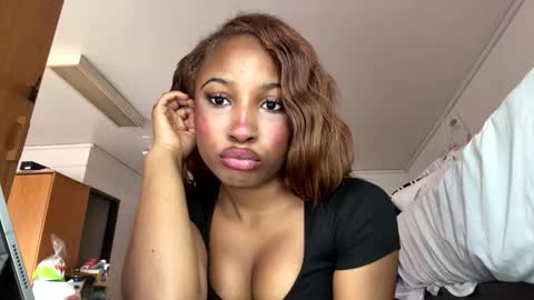 missmarimac online show from 02.25.26