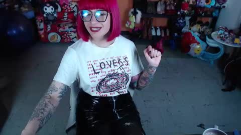 Snapshot of missmia2 chatting on 11.26.25 Miss Mia online show from 11.26.25