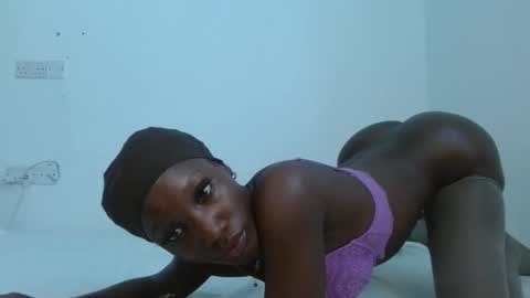 Snapshot of missmisbehave_irl chatting on 05.06.26 sexy online show from 05.06.26