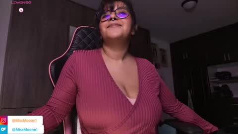 Snapshot of missmoonn chatting on 09.11.25 MissMoon online show from 09.11.25
